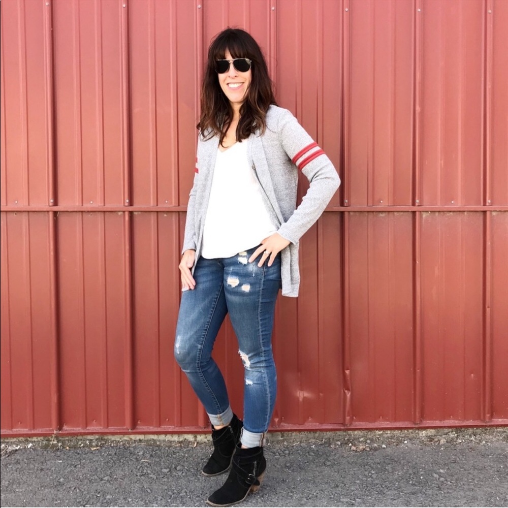 Sporty Long Sleeve Athletic Stripe Gray & Red Top - Picture 3 of 4